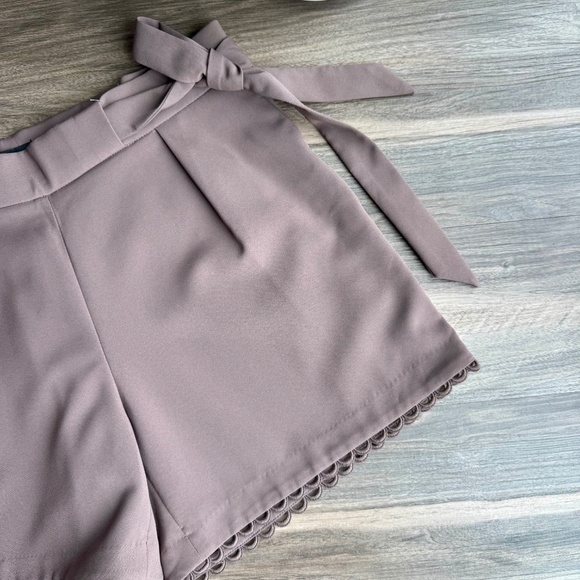 Banana Republic Taupe Side Tie-Waist Pleated Lace-Trim Tailored Shorts – Size 6 - Picture 9 of 15